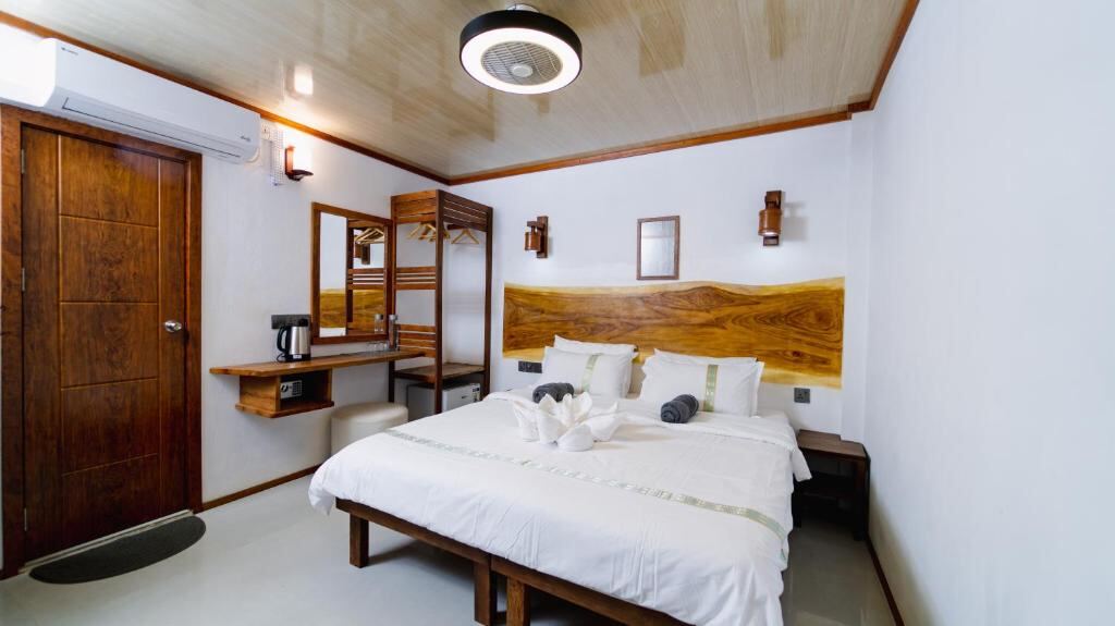 Double or Twin Room with Private Bathroom - VelaaVani - Turtle Hive Dhiffushi